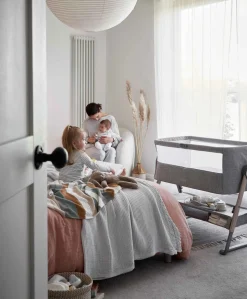 Lua Bedside Crib and Sheet Bundle - Grey/White
