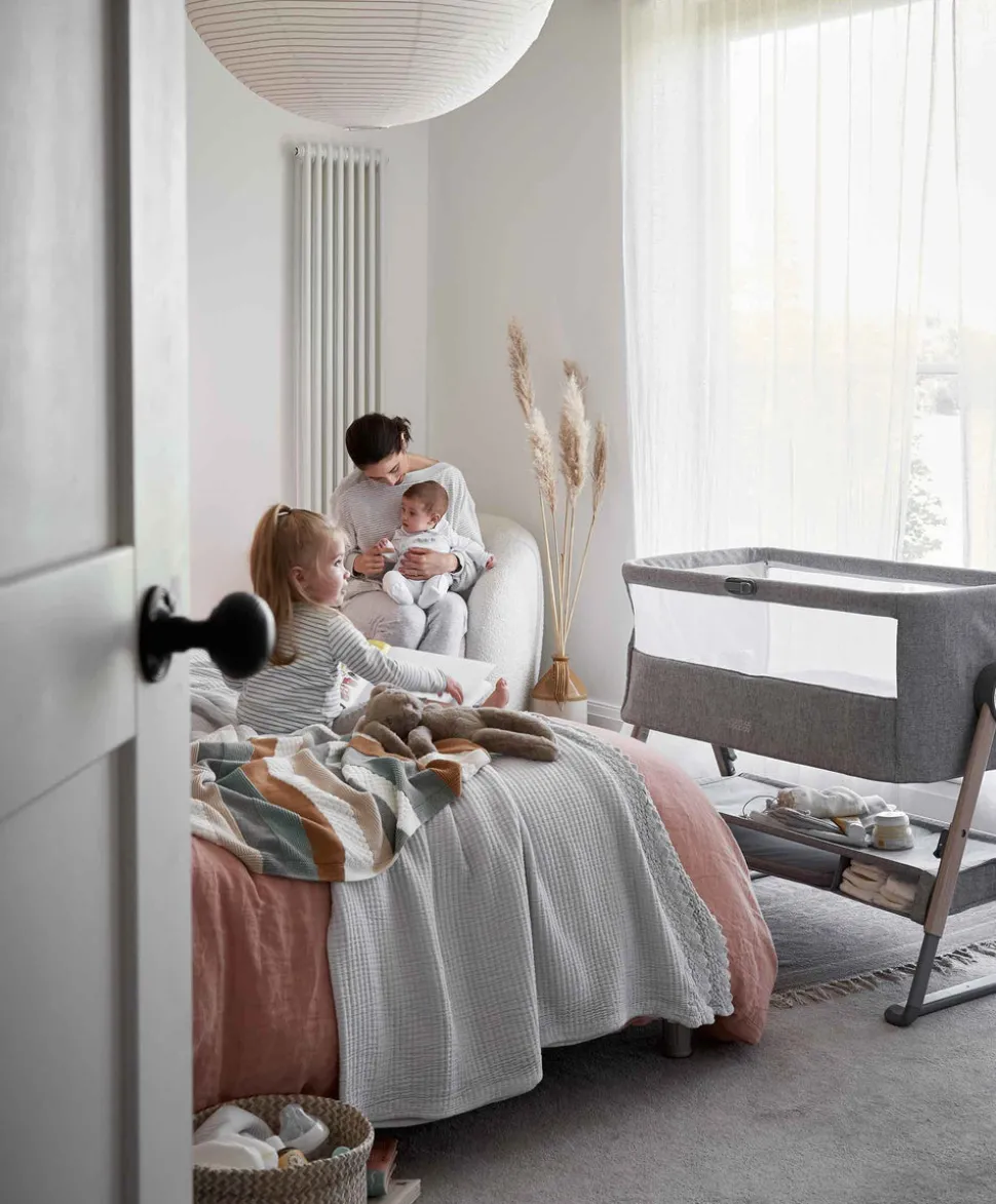 Lua Bedside Crib and Sheet Bundle - Grey/White