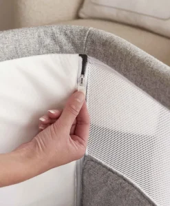 Lua Bedside Crib and Sheet Bundle - Grey/White